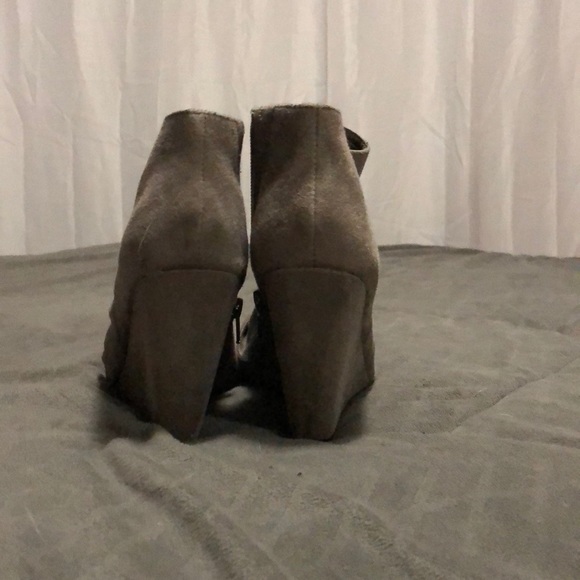 Women’s gray booties - Picture 2 of 4